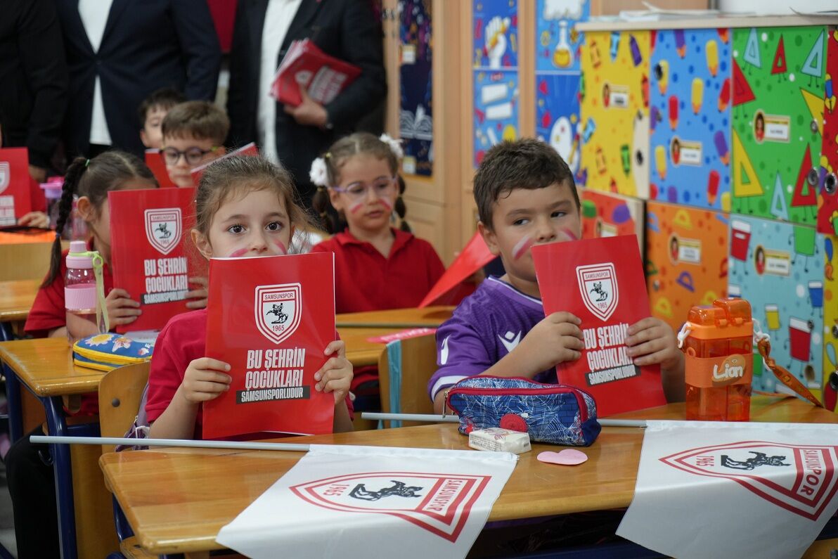 Samsunsporlu Futbolculardan Ilkokul Çocuklarına Defter Hediyesi