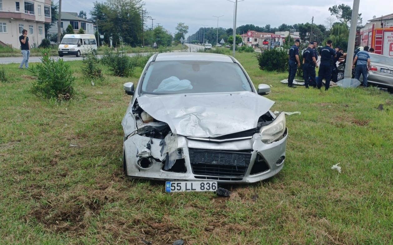 Terme'de Otomobiller Çarpıştı1