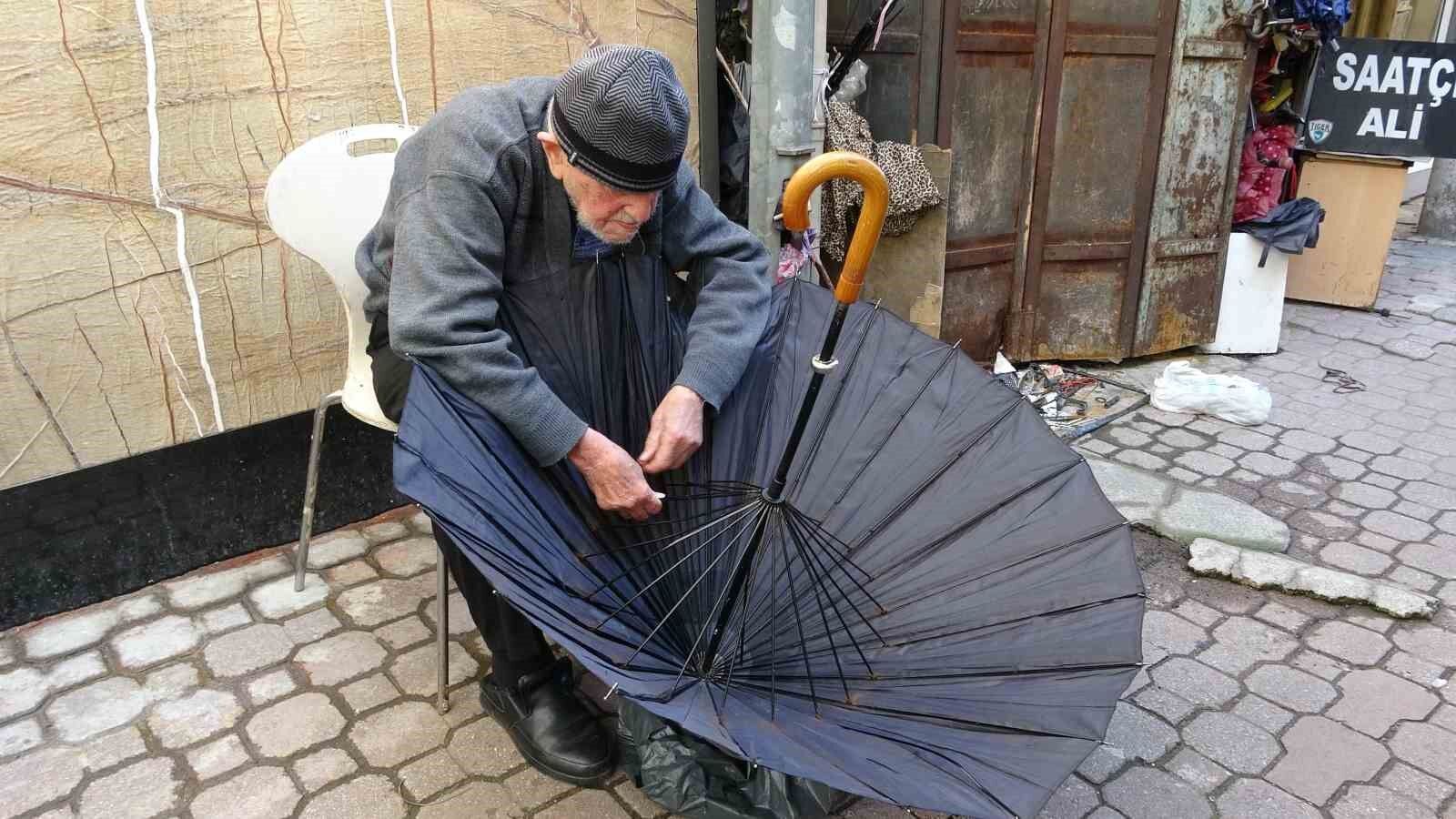 97 yıllık ömür, 70 yıllık ustalık: Şemsiyelere ikinci bahar