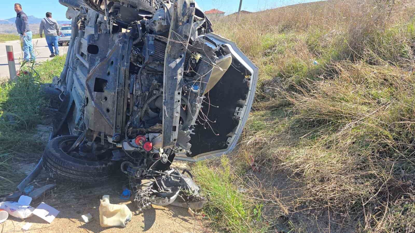 Vezirköprü'de hafif ticari araç şarampole devrildi: 1 yaralı