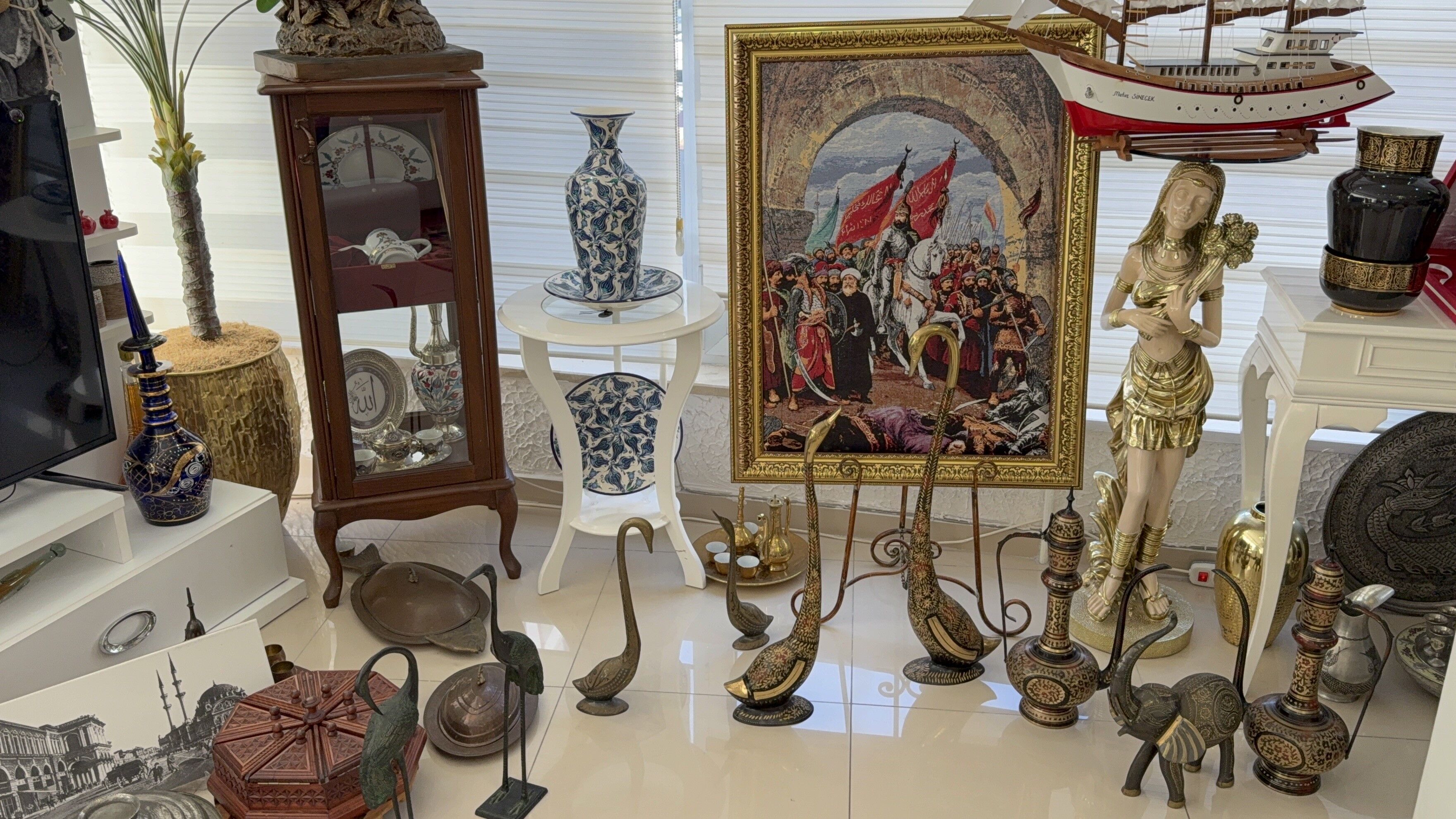 Başkanın Makam Odası Antikacı Dükkanını Aratmıyor (1)