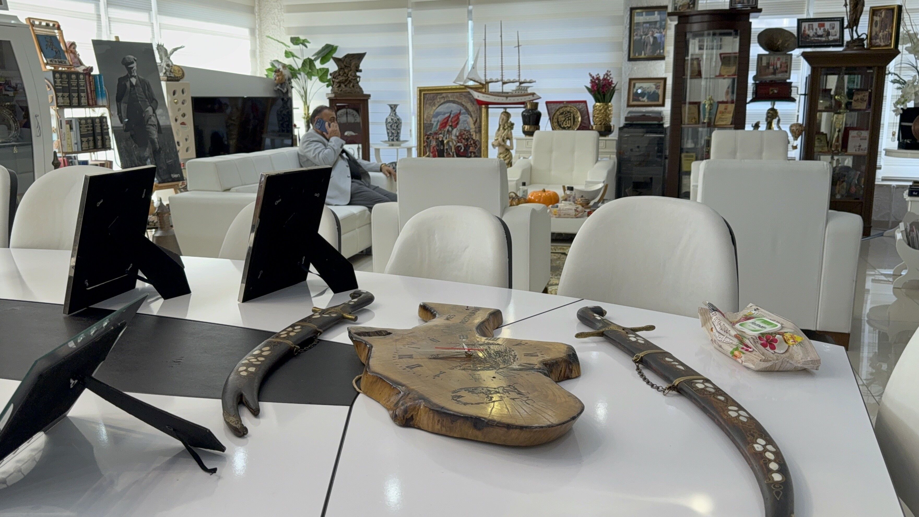 Başkanın Makam Odası Antikacı Dükkanını Aratmıyor (10)