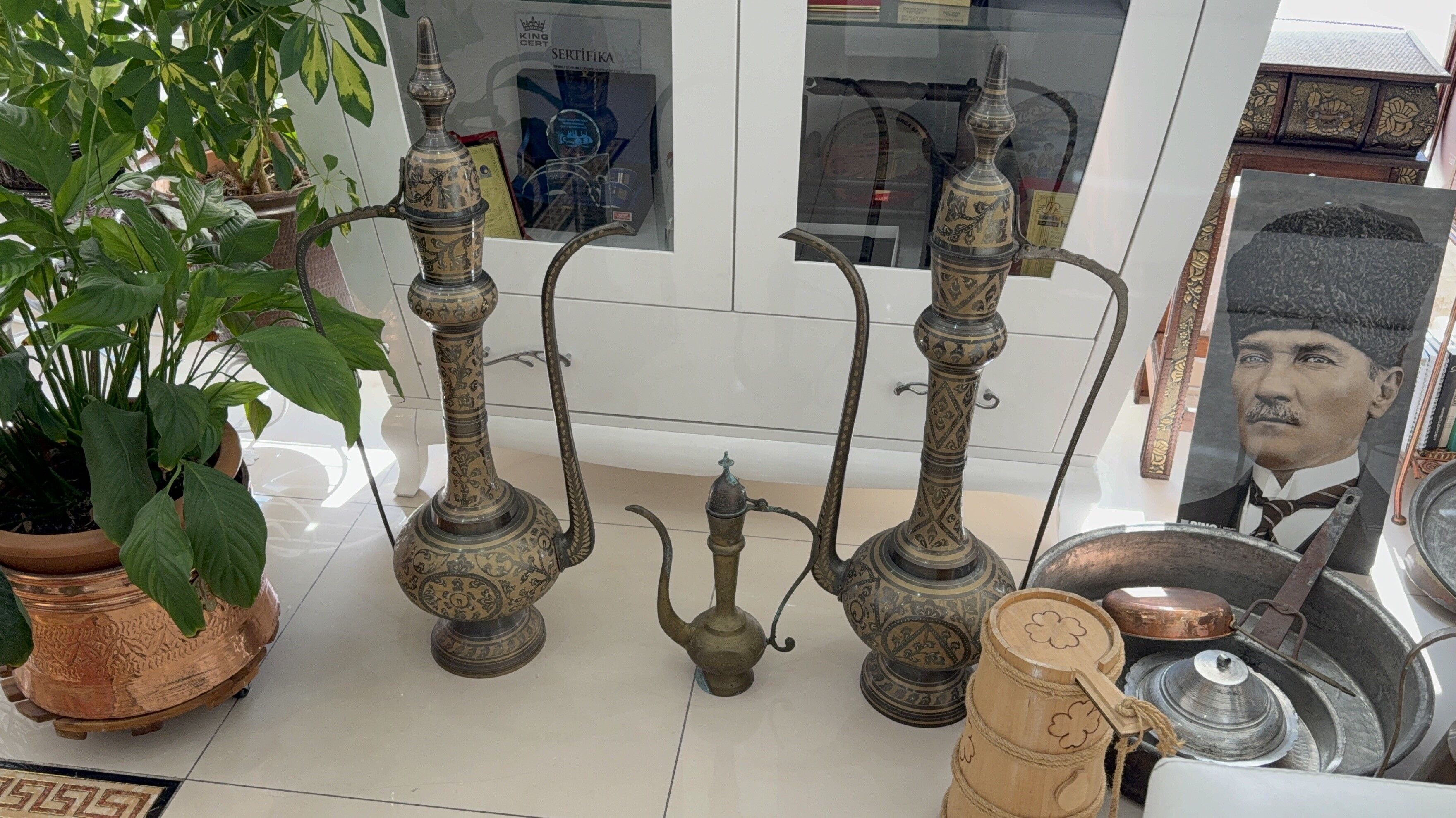 Başkanın Makam Odası Antikacı Dükkanını Aratmıyor (12)