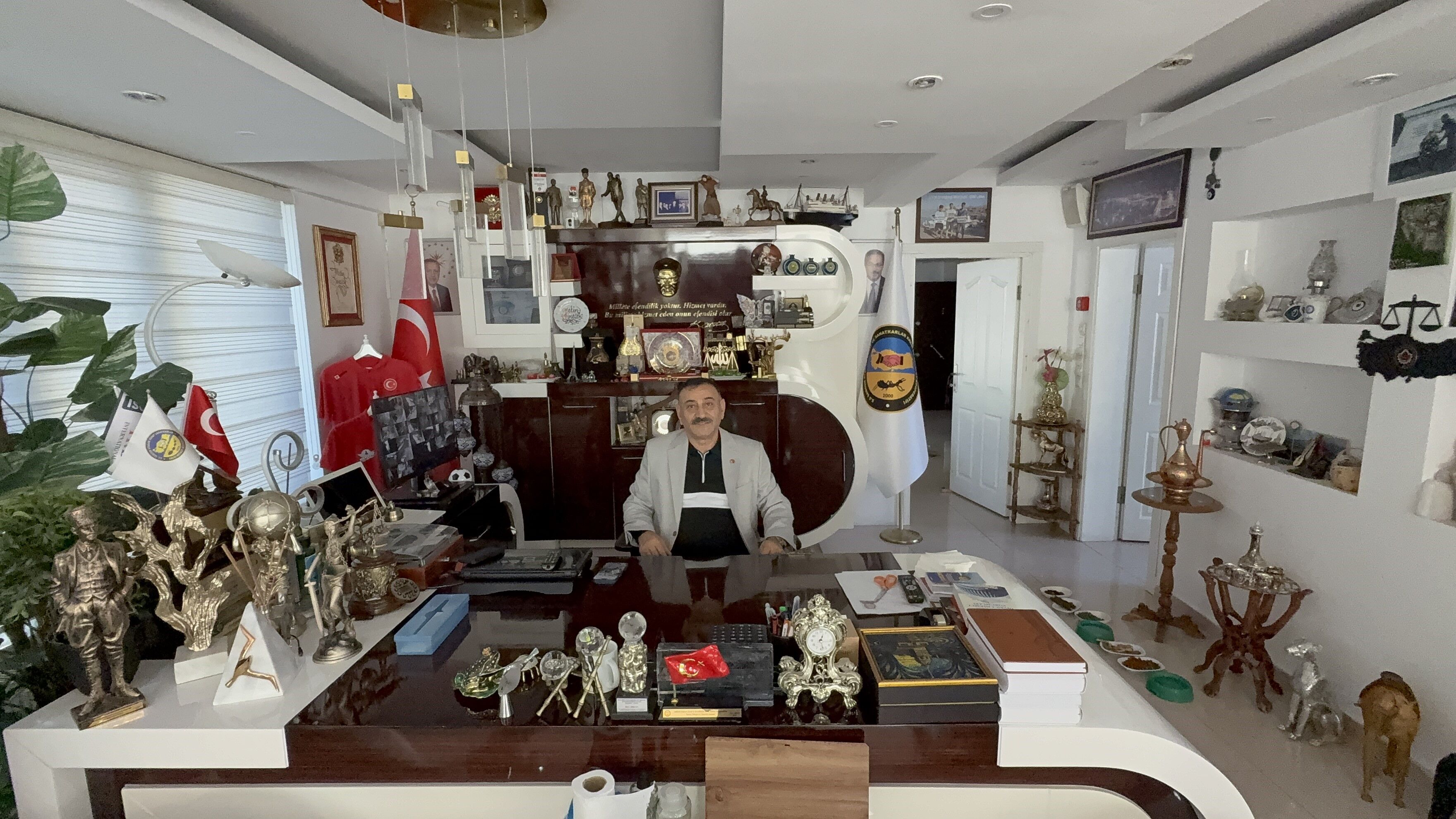 Başkanın Makam Odası Antikacı Dükkanını Aratmıyor (2)