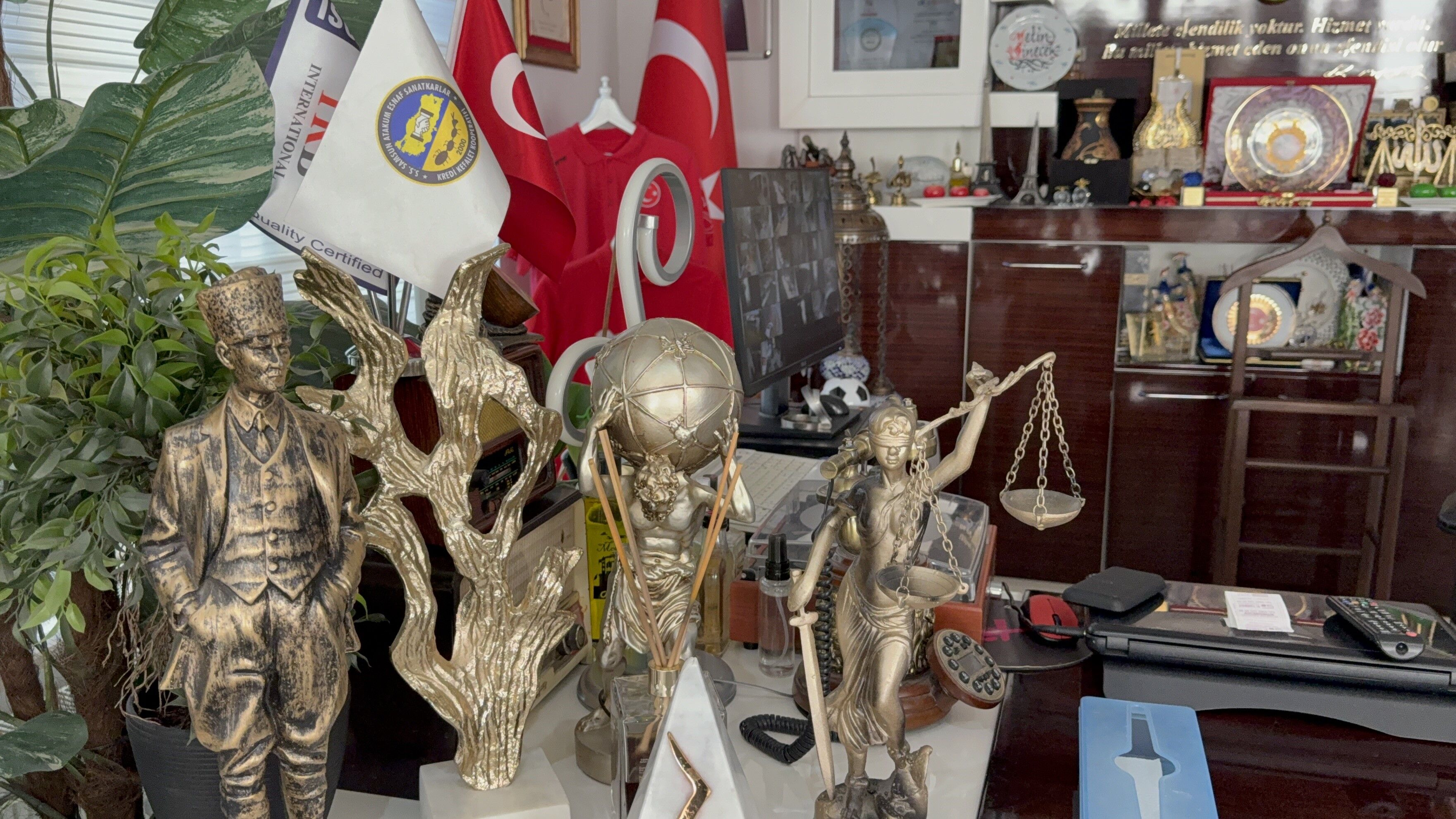 Başkanın Makam Odası Antikacı Dükkanını Aratmıyor (5)