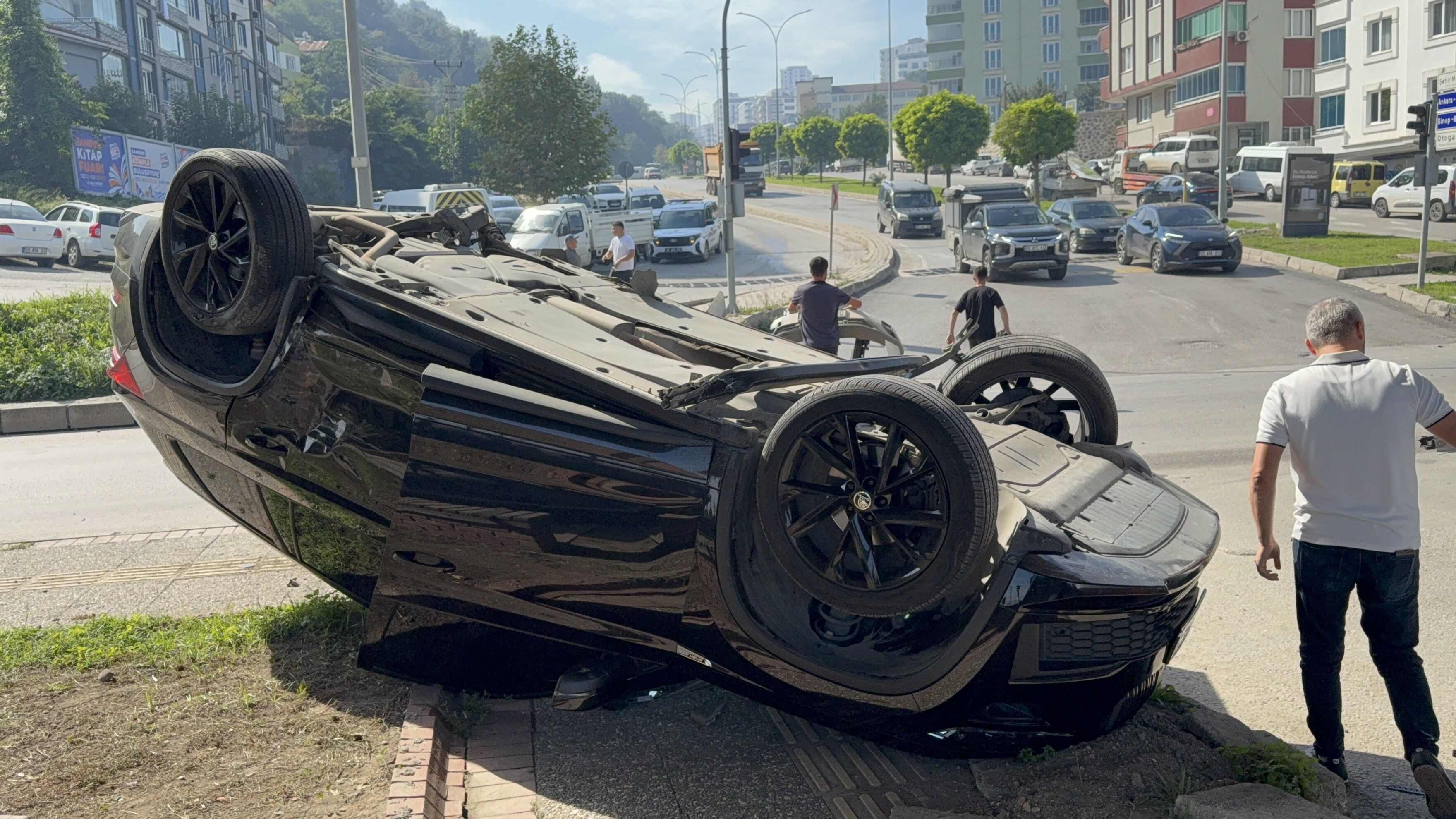 Bir Saat Önce 2,6 Milyon Liraya Aldığı Otomobile Başka Araç Çarptı (3)