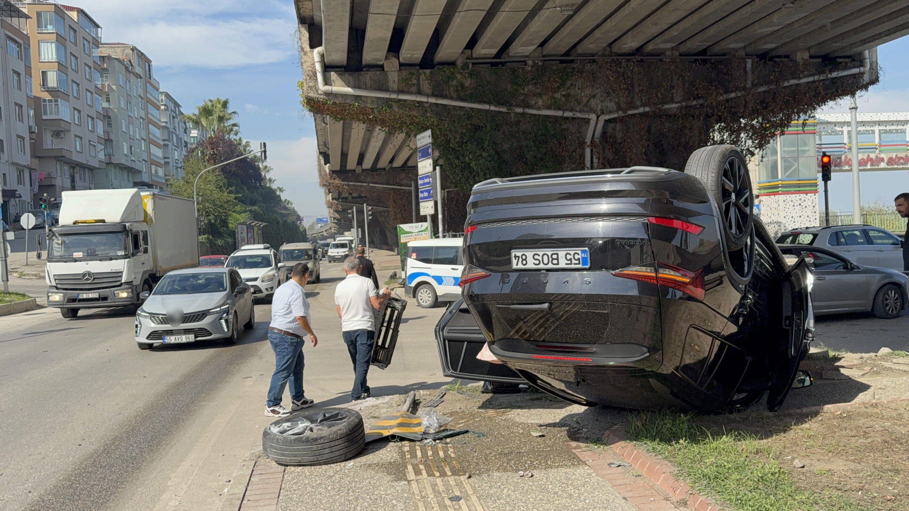 Bir Saat Önce 2,6 Milyon Liraya Aldığı Otomobile Başka Araç Çarptı (4)