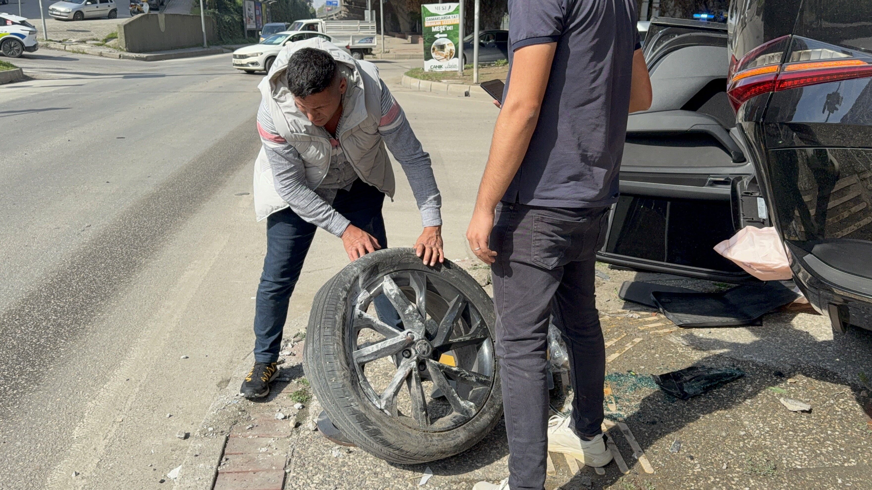 Bir Saat Önce 2,6 Milyon Liraya Aldığı Otomobile Başka Araç Çarptı (9)