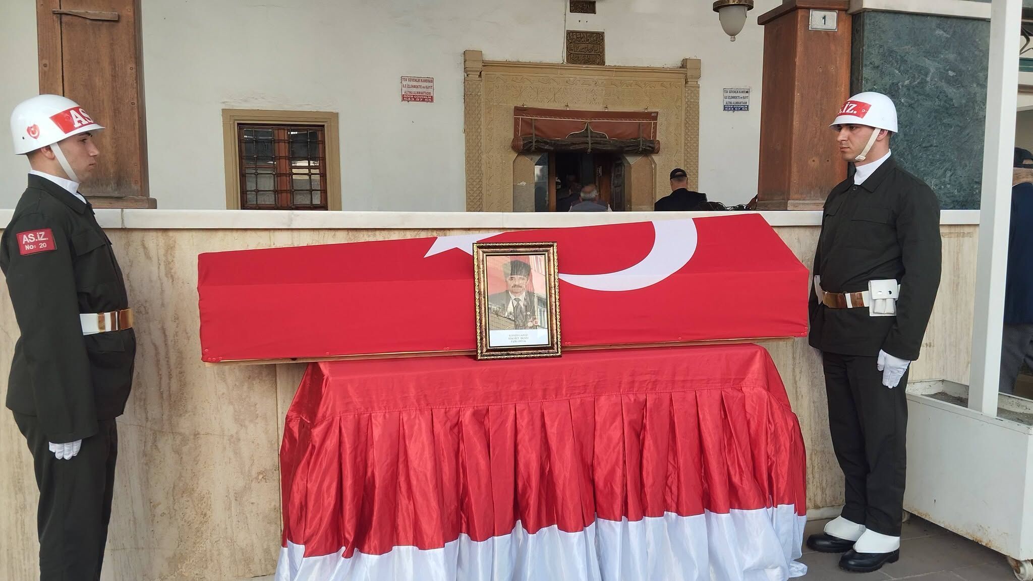 Kıbrıs Gazisi Hikmet Deniz Askerî Törenle Son Yolculuğuna Uğurlandı (10)