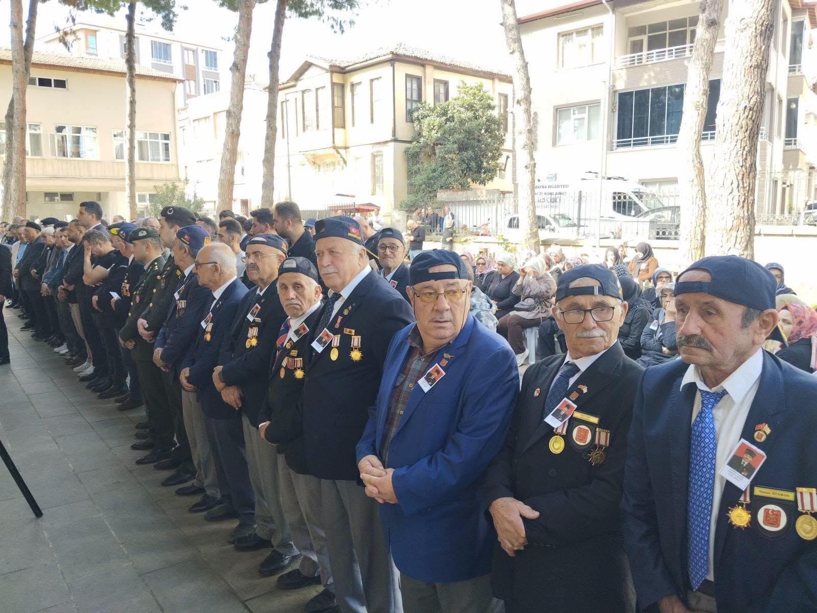 Kıbrıs Gazisi Hikmet Deniz Askerî Törenle Son Yolculuğuna Uğurlandı (14)