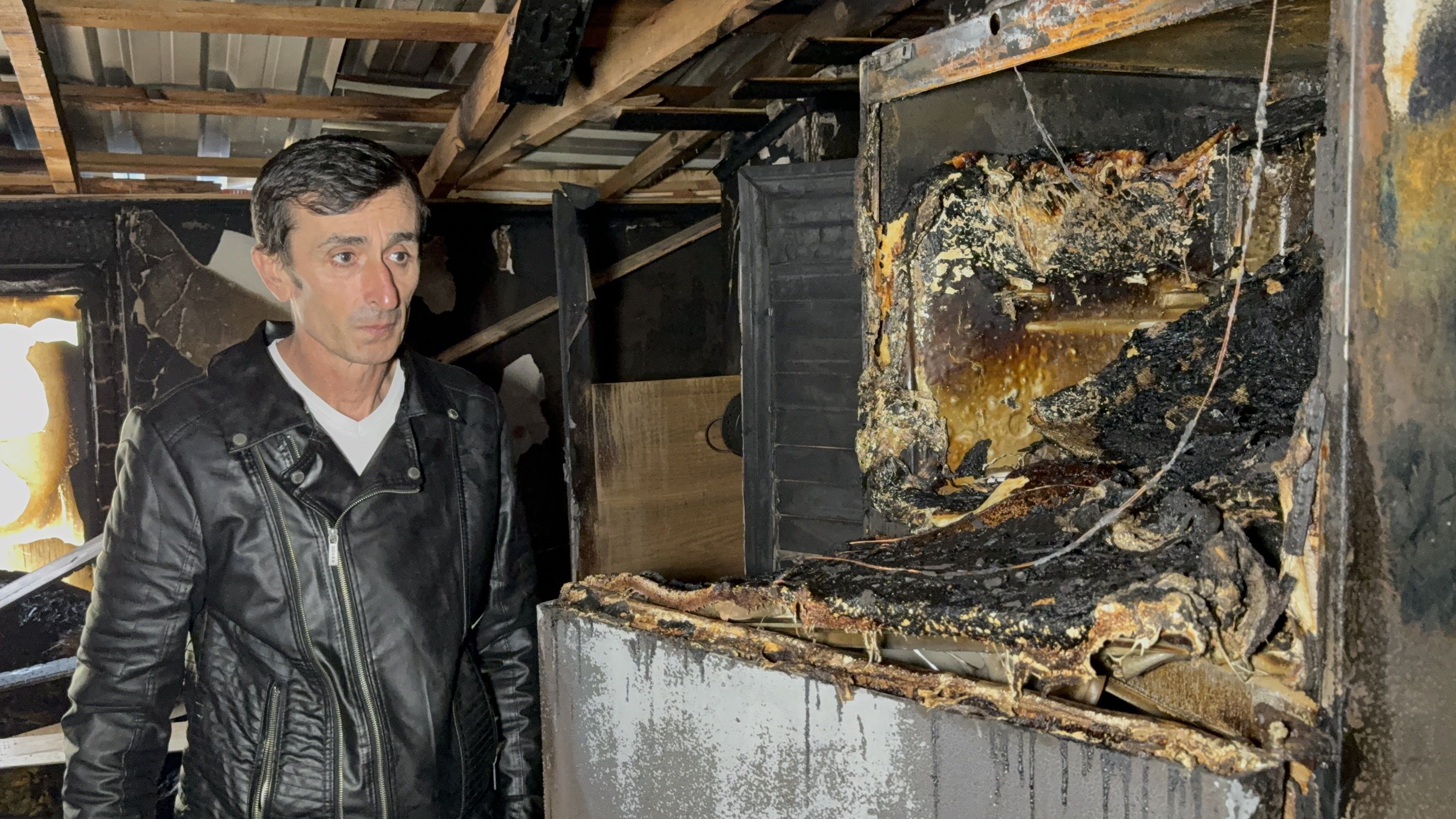 Samsun'da Ev Yangını Tüm Eşyalarını Kaybeden Aile Evsiz Kaldı (3)