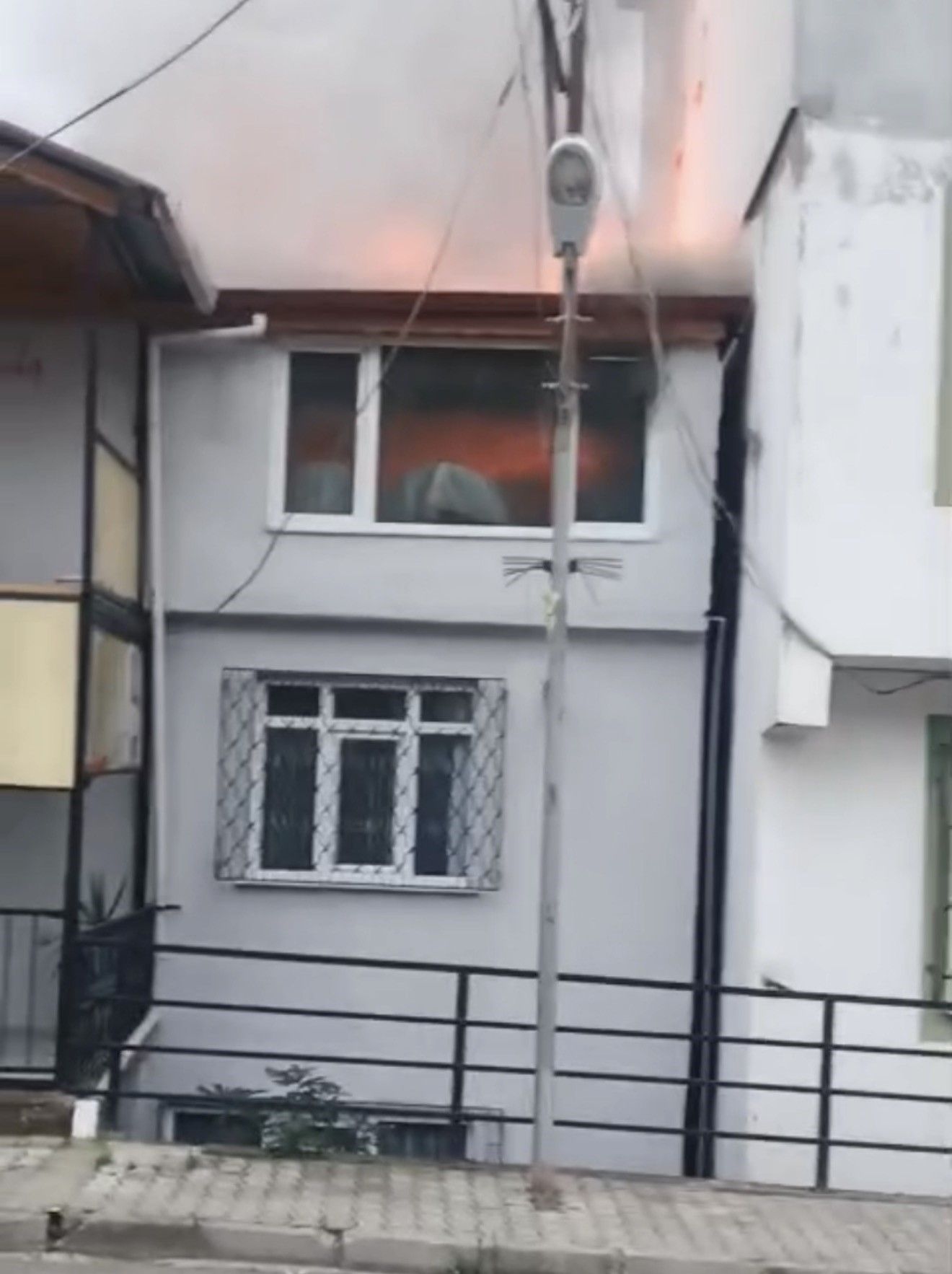 Samsun'da Ev Yangını Tüm Eşyalarını Kaybeden Aile Evsiz Kaldı (6)
