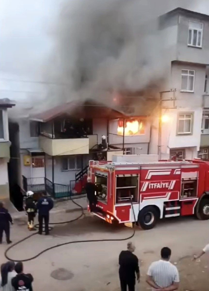 Samsun'da Ev Yangını Tüm Eşyalarını Kaybeden Aile Evsiz Kaldı (7)