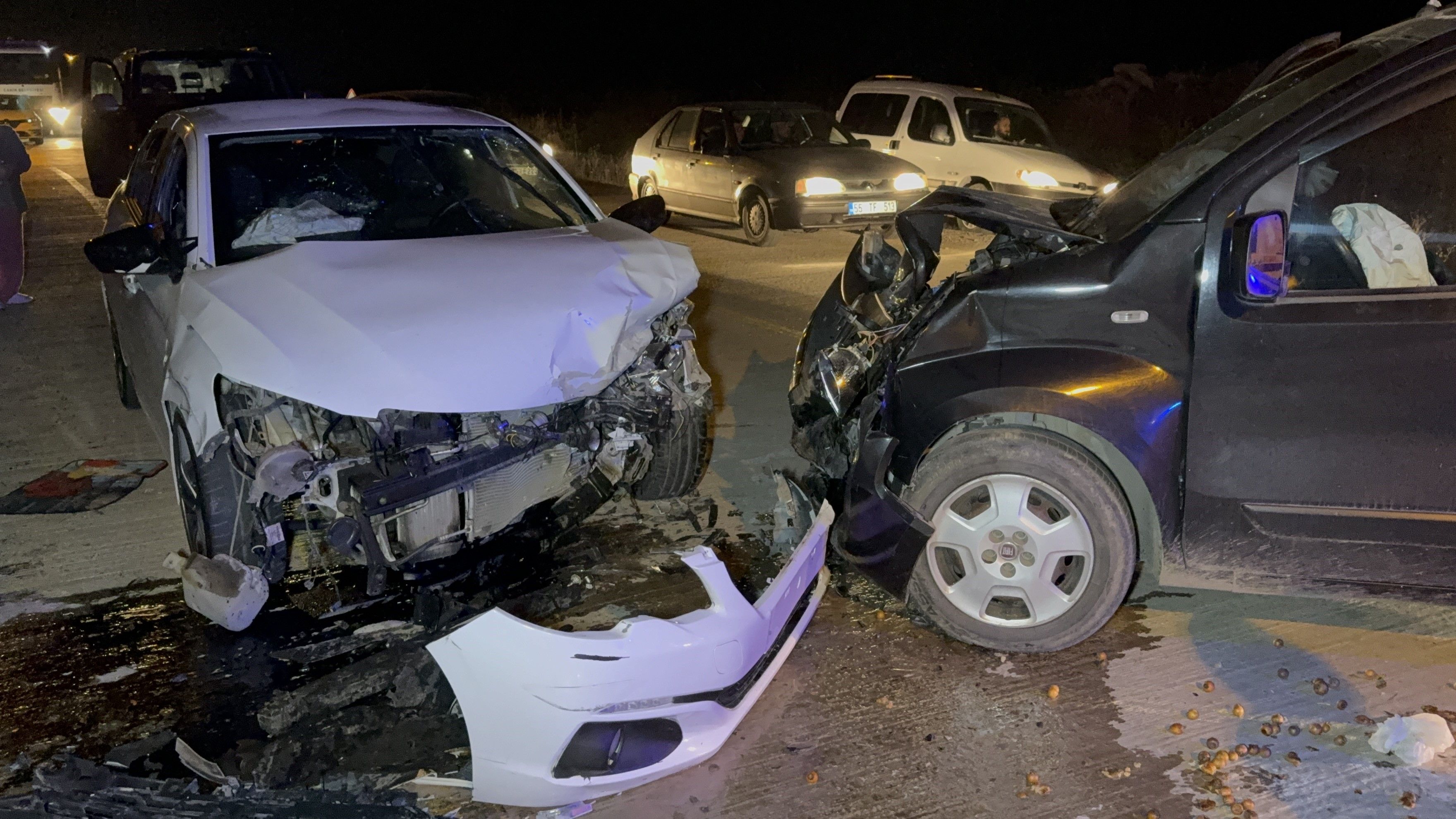 Samsun'da Otomobil Ile Hafif Ticari Araç Çarpıştı 5 Yaralı (1)