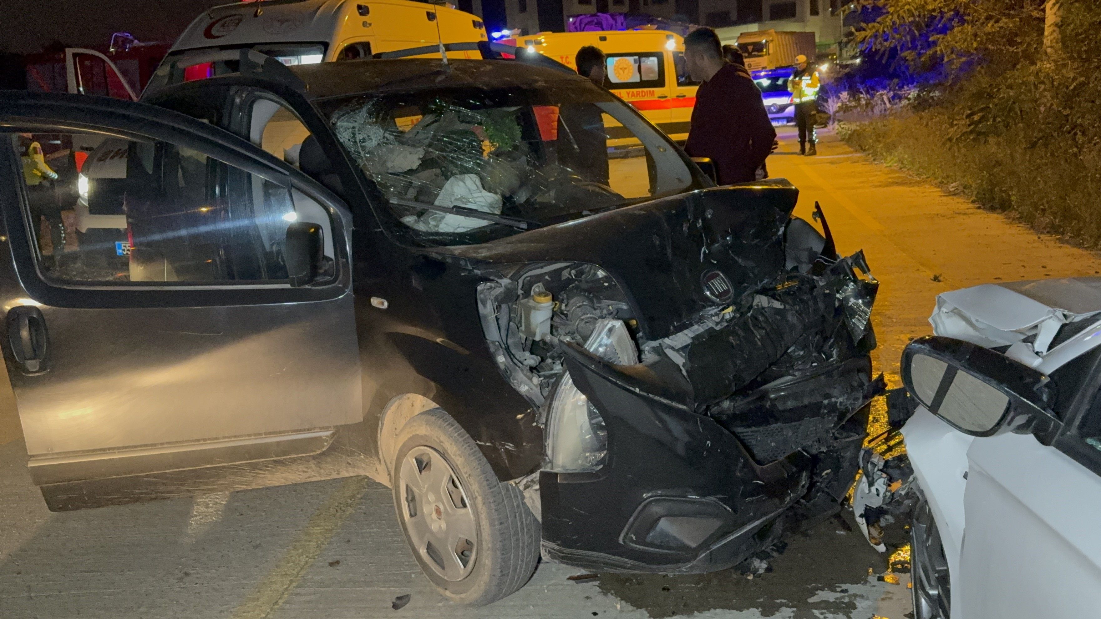 Samsun'da Otomobil Ile Hafif Ticari Araç Çarpıştı 5 Yaralı (3)