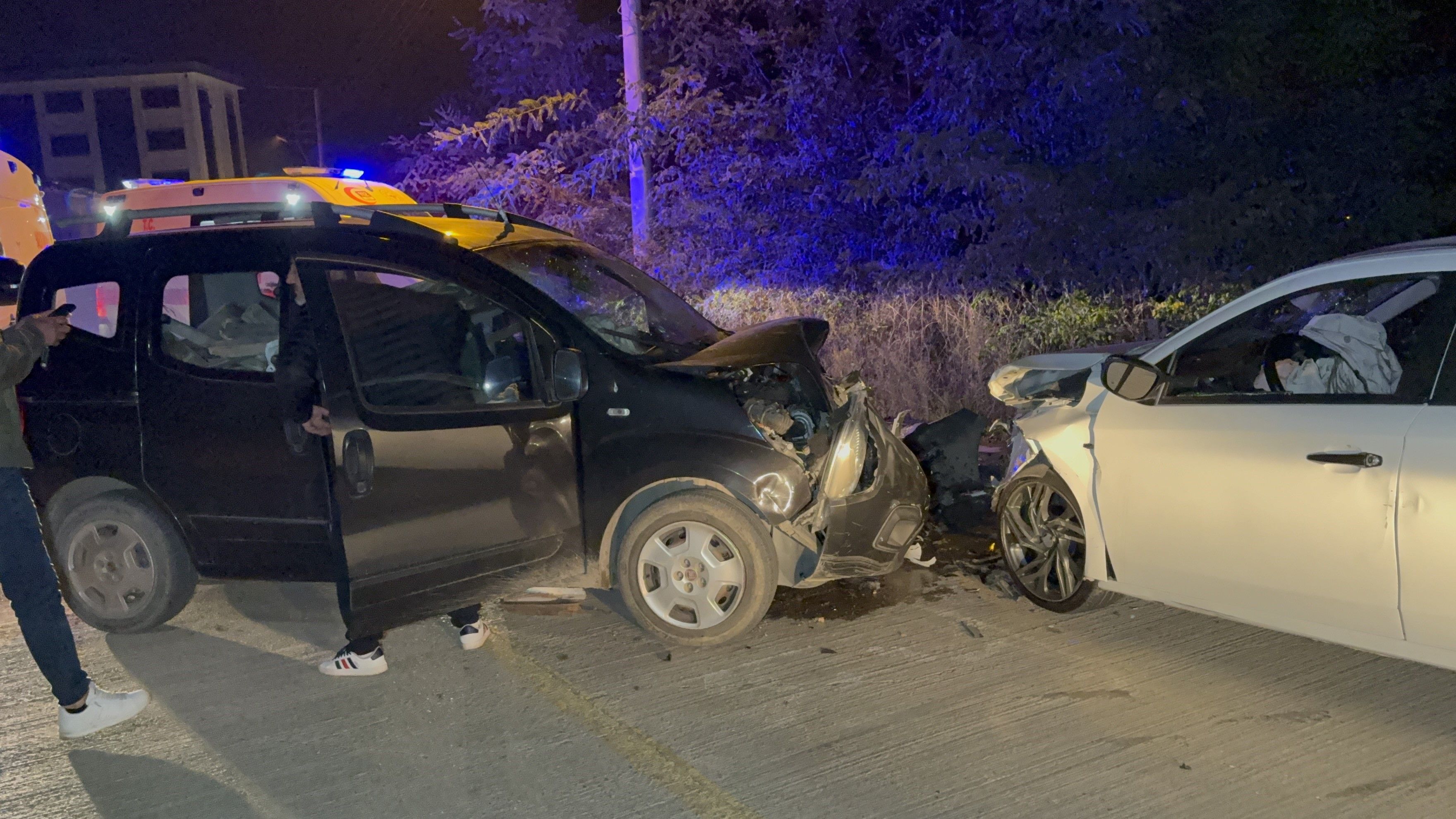 Samsun'da Otomobil Ile Hafif Ticari Araç Çarpıştı 5 Yaralı (4)