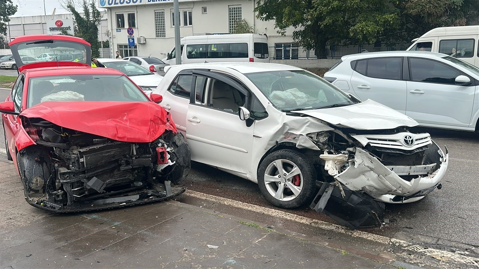 Samsun'da Otomobiller Kafa Kafaya Çarpıştı 1'I Ağır 2 Yaralı 1
