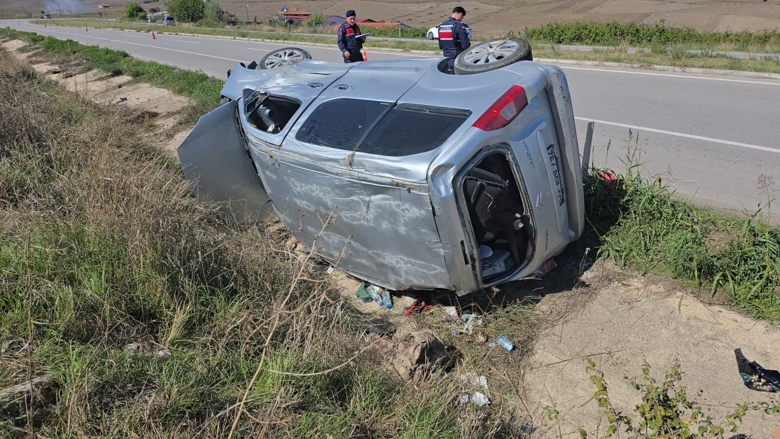 Vezirköprü'de Hafif Ticari Araç Şarampole Devrildi1