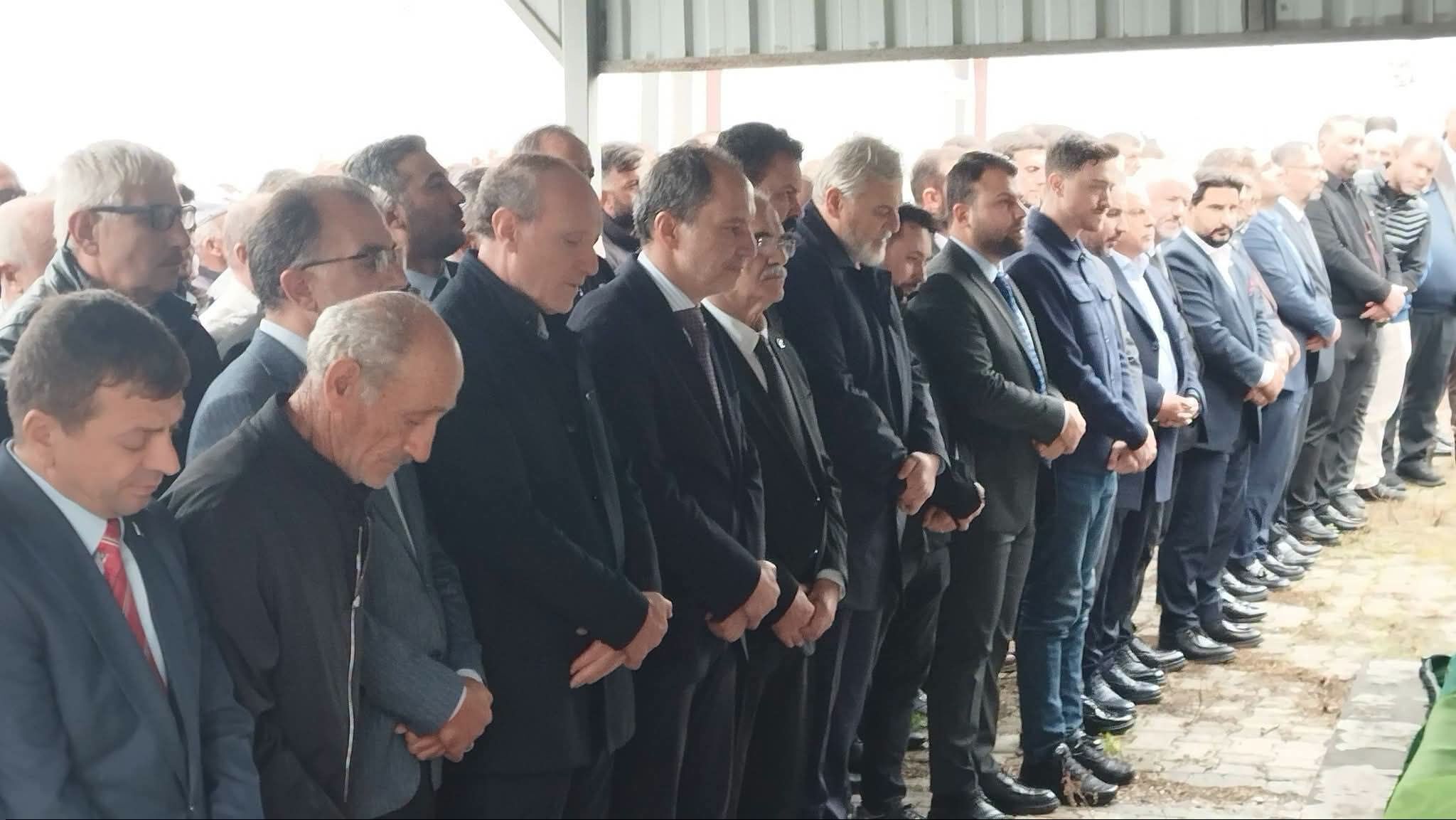Yeniden Refah Partisi Lideri Fatih Erbakan Bafra'da Cenaze Törenine Katıldı (2)