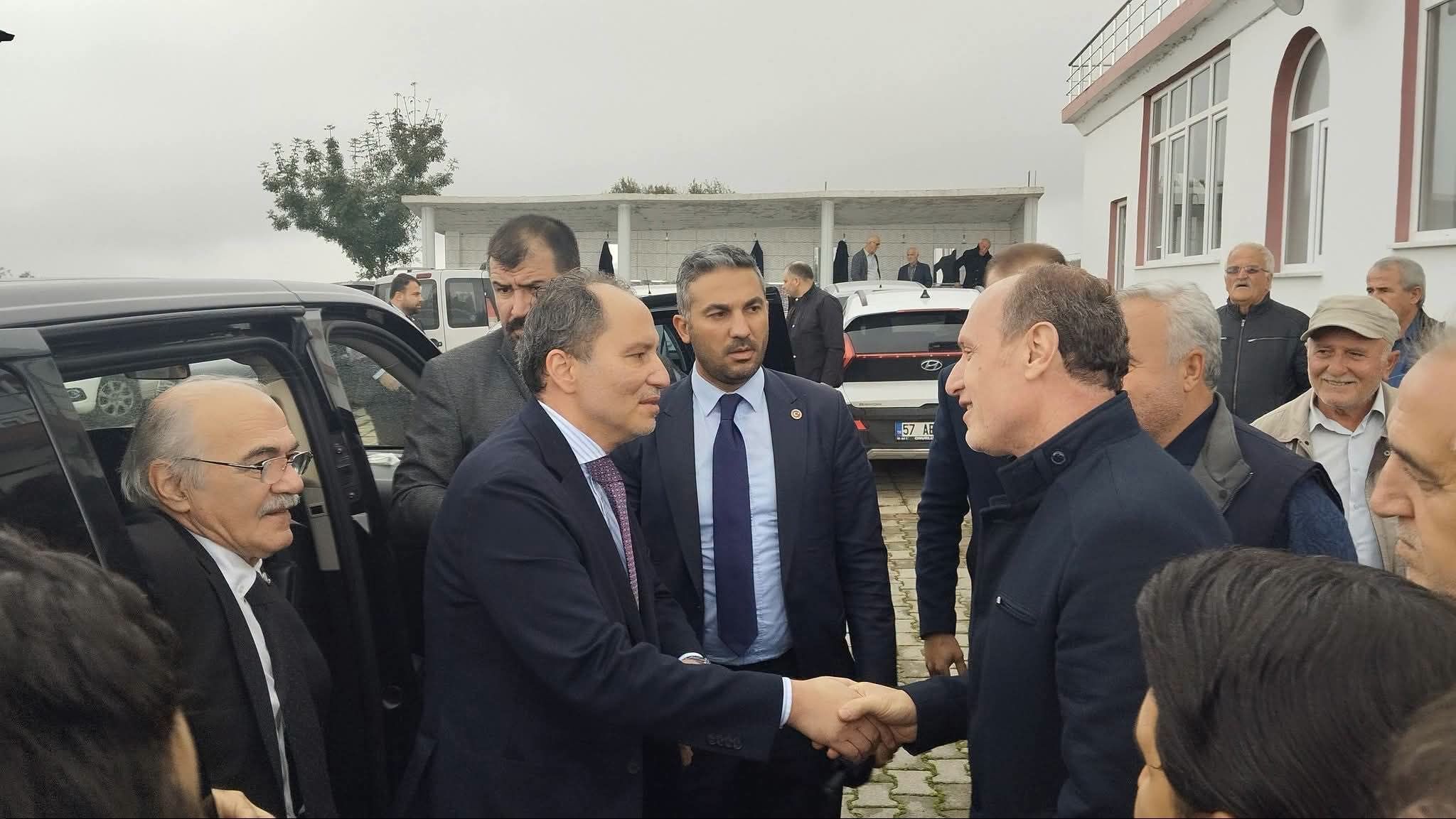 Yeniden Refah Partisi Lideri Fatih Erbakan Bafra'da Cenaze Törenine Katıldı (4)